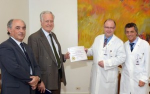 Autoridades del Hospital Británico recibiendo certificación de ITAES