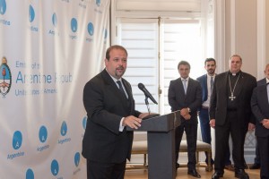 Enrique Botti durante la recepción en la embajada