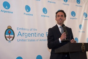 Sebastián Neuspiller en la embajada argentina en Estados Unidos